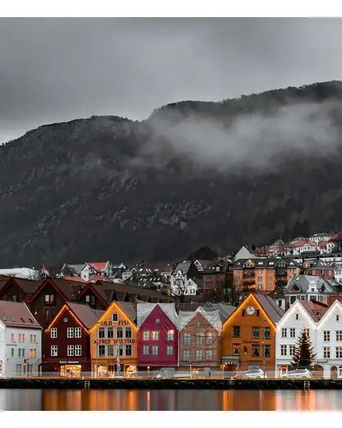 The middle third of the harbour photograph as a carousel slide, continuing the row of houses